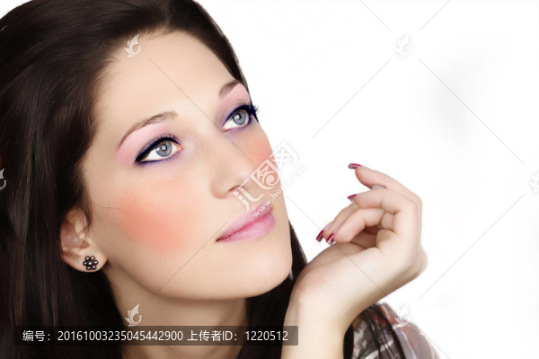 一個(gè)面帶黑色頭發(fā)微笑年輕女子的肖像