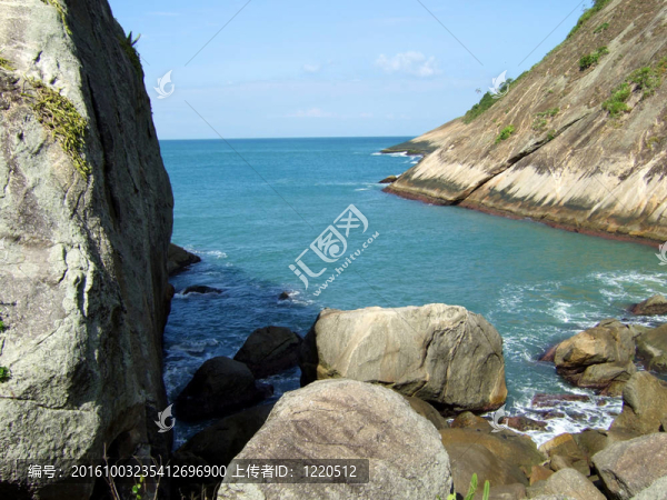 巖石中的小海灣海灘
