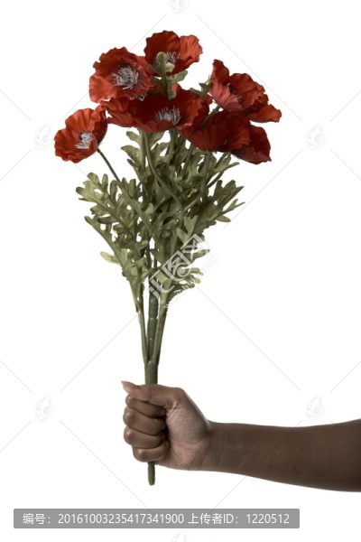 手拿著一束紅色的花束