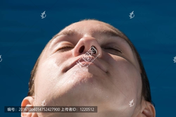 女人在水