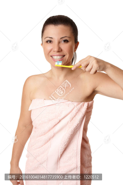 毛巾刷牙的女人