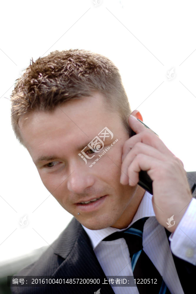 英俊的公司男子與手機(jī)