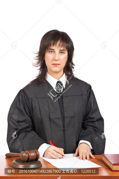 女性法官在法庭上的命令