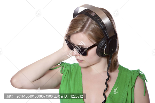 美麗的女孩聽音樂
