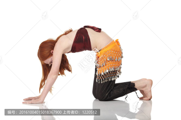 年輕的肚皮舞女孩
