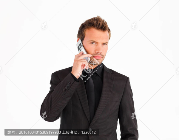 使用手機的年輕商人