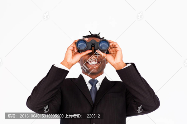 英俊的商人拿著望遠(yuǎn)鏡向上