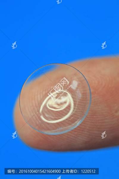手指尖上的隱形眼鏡