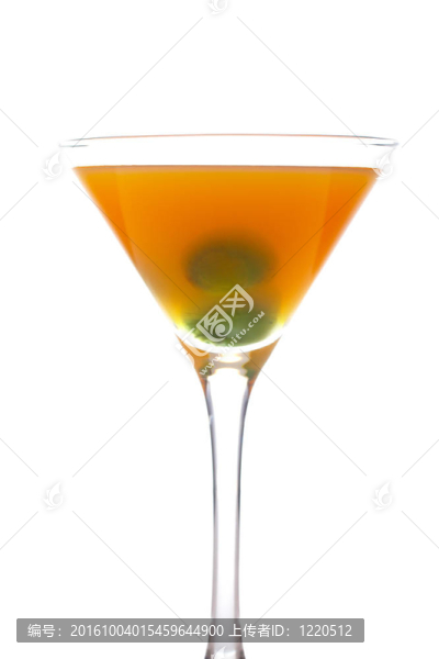 桃雞尾酒與綠色櫻桃