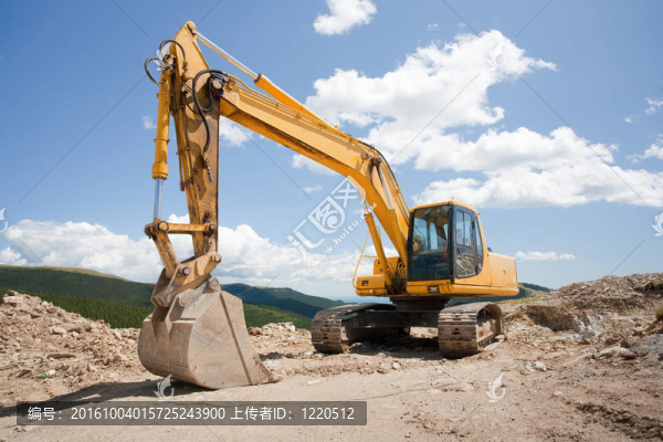 挖掘機(jī)；挖掘機(jī)；在施工現(xiàn)場的推土機(jī)