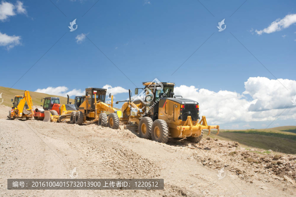 挖掘機(jī)；挖掘機(jī)；在施工現(xiàn)場的推土機(jī)