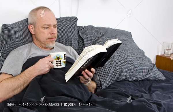 躺在床上看書的人