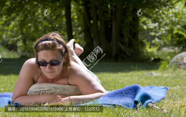 在陽光下看書