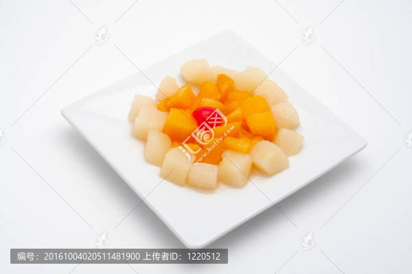 白色盤子上的新鮮水果沙拉