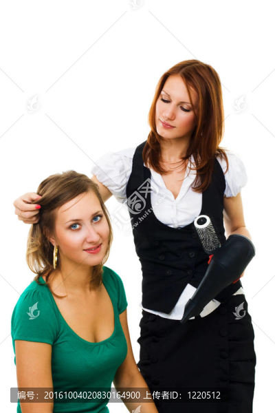 工作中的職業(yè)女性理發(fā)師