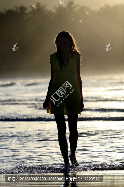 夕陽的女人剪影