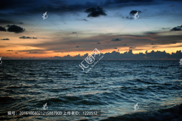 海上戲劇性的日落