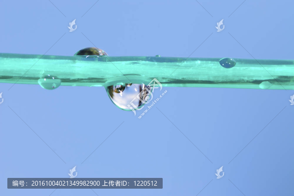 在晾衣繩上滴