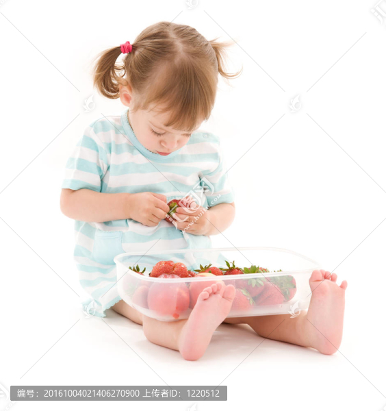 小女孩和草莓