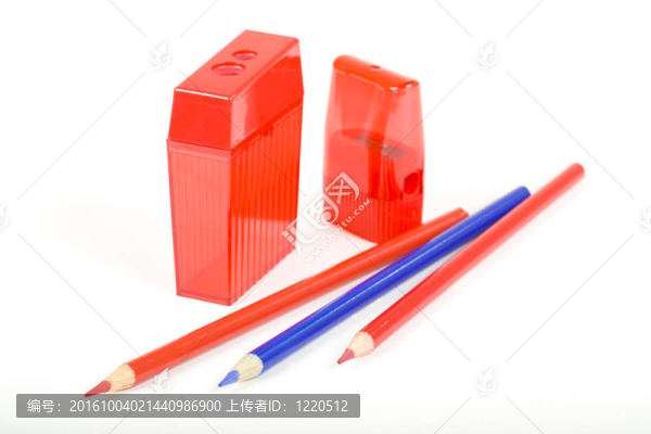 兩個紅色的刀和三支鉛筆