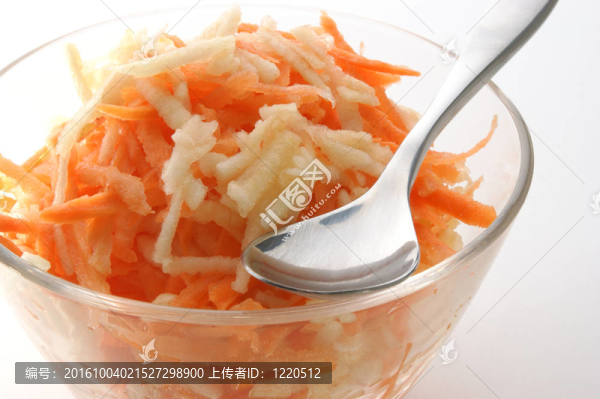 胡蘿卜和蘋果沙拉在碗里