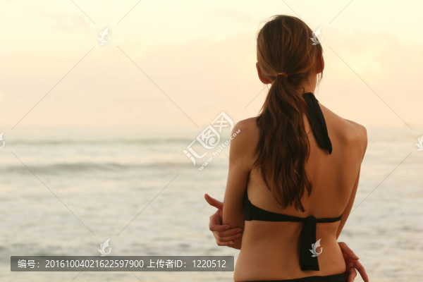 海灘上的女人