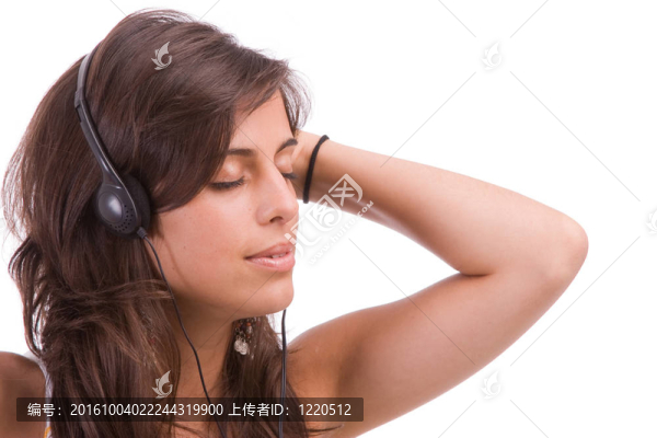 年輕的女孩在聽音樂