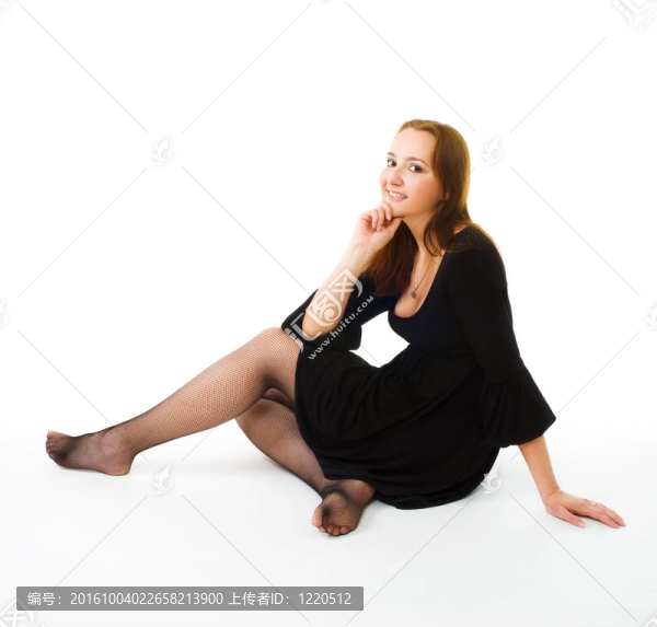 坐在地板上的女人