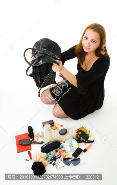 女人看著她的手包