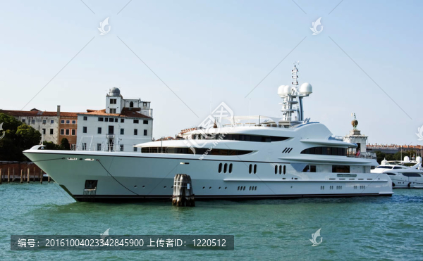 威尼斯運(yùn)河中的航海游艇。
