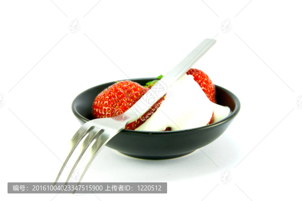 用叉子吃草莓和奶油