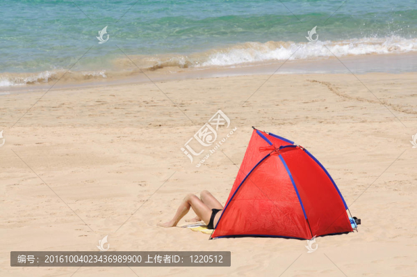 在海灘上的帳篷。加那利群島的富埃特文圖拉島島；西班牙