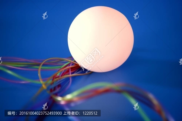 發(fā)光的球體與彩色電線這樣有線通信