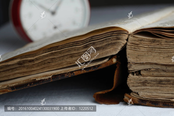 舊書和模擬時鐘。