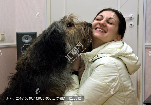 年輕的女人和狗