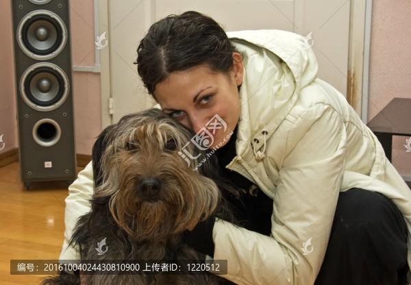 年輕的女人和狗
