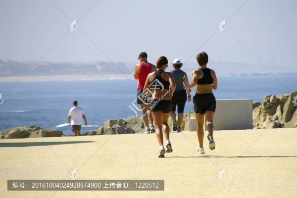 在海灘上慢跑