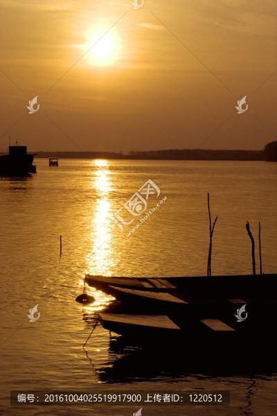 夕陽(yáng)下的小船