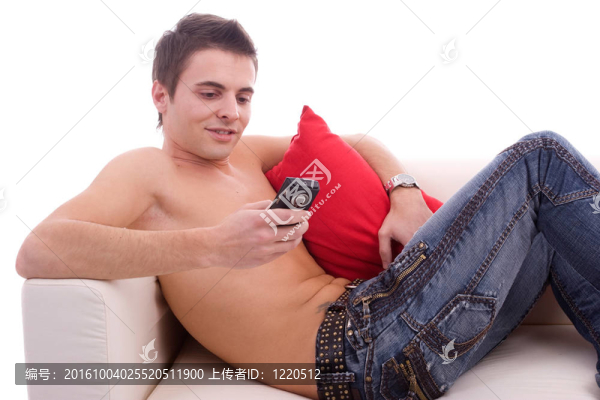 男孩在沙發(fā)上放松