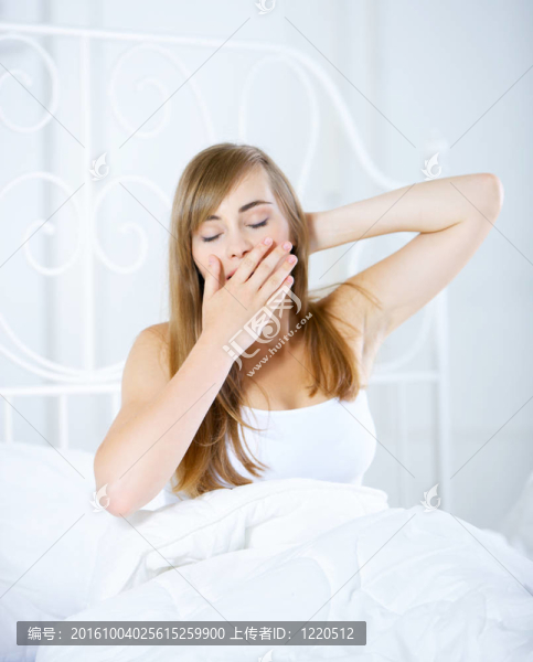 床上的十幾歲的女孩