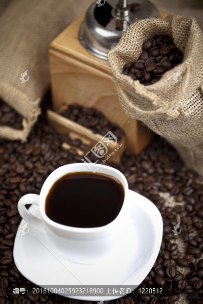 咖啡杯和咖啡豆
