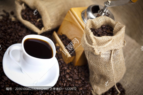 咖啡杯和咖啡豆