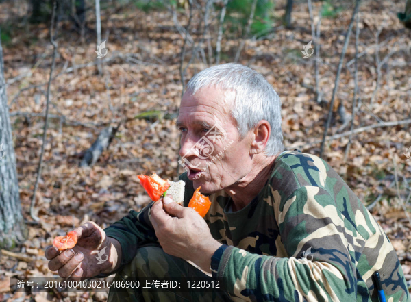 Man,Eating,Pepper,15