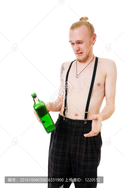 年輕人帶著綠色的瓶子