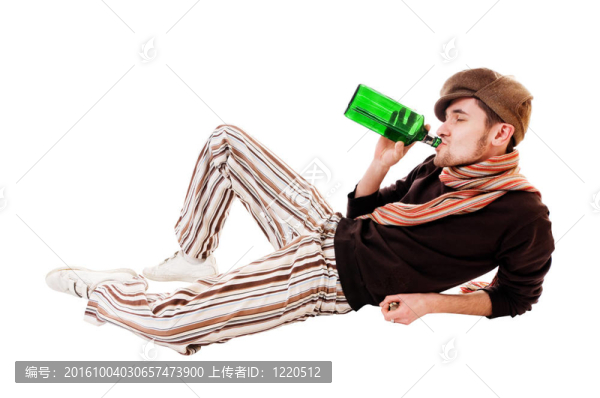 年輕人帶著綠色的瓶子