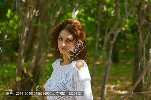 森林里的女人