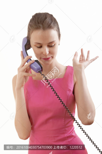 年輕的女人在電話里交談