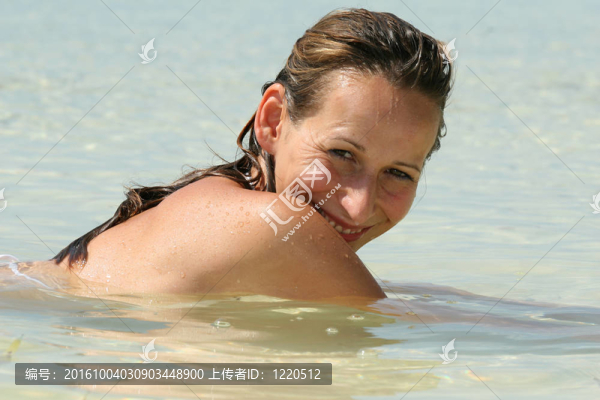 女人在水