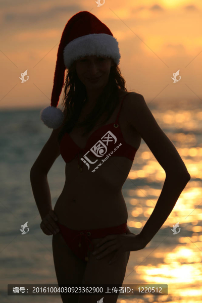 海灘上的女人剪影