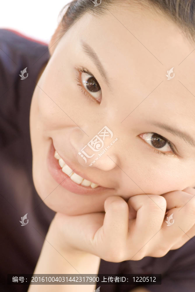 一個性感的東方小姐微笑的肖像